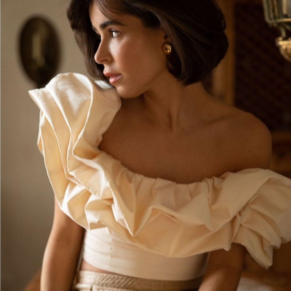 Antonio Melani x style the bungalow. Off the shoulder cream top. NWT. Size 4
